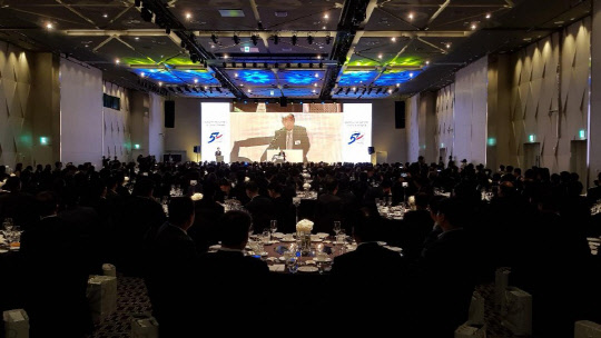 KCC정보통신은 12일 서울 한강로3가 드래곤시티호텔에서 창립 50주년 행사를 개최했다. 이주용 KCC정보통신 회장이 800여명의 내빈 앞에서 인사말을 하고 있다.